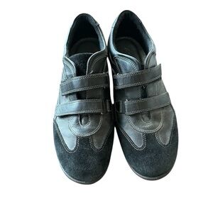 Ecco women’s Black leather sneakers with Velcro Strap Size 9-9 1/2 US
